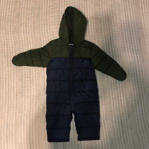 Old Navy baby snowsuit in perfect condition